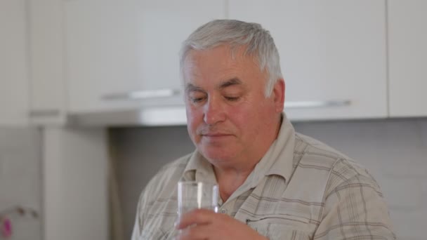 Wellness Ritual Äldre Man Utövar Hydrering Graciöst Smutta Vatten Från — Stockvideo