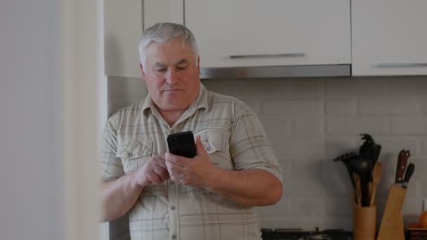 Digital Utforskning Äldre Man Surfar Lätt Internet Med Sin Smartphone — Stockvideo