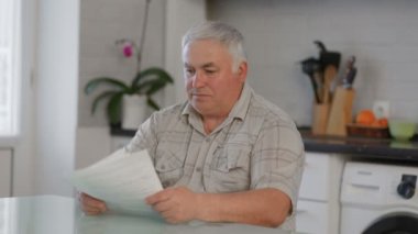 Evde sinirli, olgun bir adam, işten atılma haberini alıyor. Mutfak ortamında yakalanan hayal kırıklığı ve maddi endişelerin hakiki duyguları..