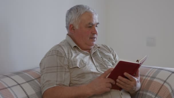 Literary Retreat Sebuah Gambar Tenang Menangkap Seorang Pria Senior Asyik — Stok Video
