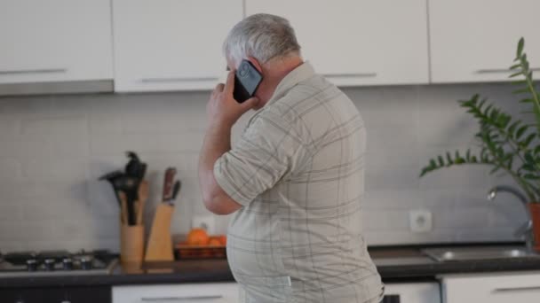 コネクテッドグランドファーザー この描写では 高齢者がスマートフォンでオンライン領域をナビゲートし コミュニケーションのための技術の年齢に適切かつシームレスな使用を実証します — ストック動画