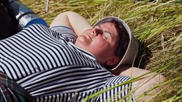 Podróż Serca Relaksu Kobietą Dużych Rozmiarach Odpoczynek Podczas Wycieczki Pieszej — Wideo stockowe