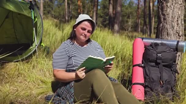 Junte Caminhante Americano Size Floresta Capturando Momentos Tranquilidade Enquanto Livro — Vídeo de Stock