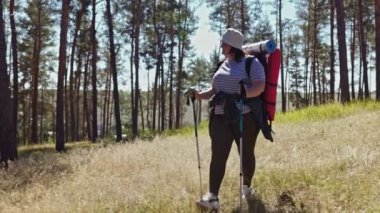 Kilolu bir kadın kaşifin ruh karıştırıcı bir maceraya atılması cesaret göstergesidir. Bu video, onun güçlendirilmiş yolculuğunun özünü yakalıyor, dönüştürücüyü vurguluyor.