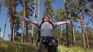 Macera Artı Boyutlu Kadın Yürüyüşünü Arttır, Doğada Ellerinizi Kaldırın. Özgürlük Zirvesi Amerikan Yürüyüşçüsü Orman Keşiflerinde Yükseltilmiş Ellerle Solo Yolculuğunu Kutladı