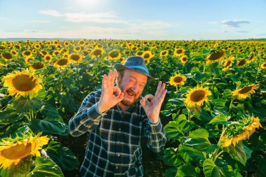 Yaşlı, güzel çiftçi gömlekli, şapkalı, gülen yüzlü, tamam yazan bir adam. Kırsal kesimdeki kıdemli çiftçi erkeğin kırsal alandaki mükemmel sembolünün kopyası.