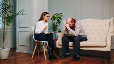 Yaşı ilerlemiş bir adam Alzheimer hastası ve uzman birine psikolojik tavsiye almaya gelmiş. Bedava psikolojik yardım, çaresiz yaşlılık, yaşlılara yardım, akıl hastalıkları. Ön görünüm
