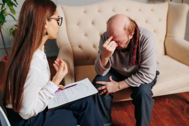 Genç bir psikolog, yaşlı erkek hastasını profesyonel olarak destekleyen yaşlılar konusunda uzman. Elleriyle yaptığı jestler durumun çok dışına çıkıyor. Yaşlanma ve psikopatlık kavramı.