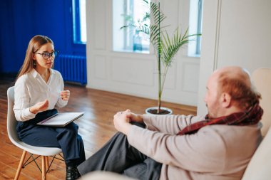 Yaşlanan genç psikolog kadın, tanınmayan müvekkil kişisel yardım tekniğini anlatıyor. Psikoterapist huzurevinde pratik yapıyor. Ofisin rahat atmosferi verimli bir işe olanak sağlıyor..