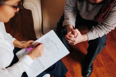 Tanımlanamayan kadın psikoloğu verileri ankete kaydeder, bunak eller yumruklara yapışır. Yaşlı bir adamın kapalı, gergin duruşu. Yaşlı adamda depresyon var, psikoloğun yardımı..