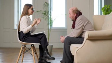 Yaşı ilerlemiş bir adam Alzheimer hastası ve uzman birine psikolojik tavsiye almaya gelmiş. Bedava psikolojik yardım, çaresiz yaşlılık, yaşlılara yardım, akıl hastalıkları. Ön görünüm