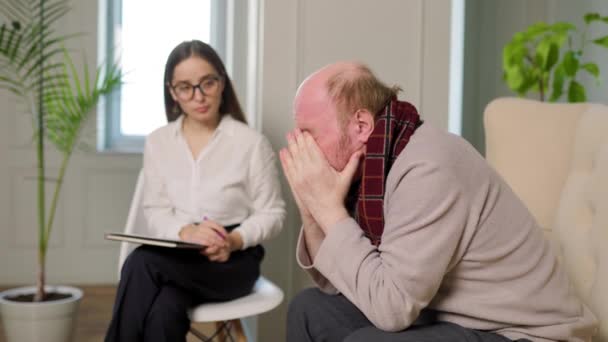 Sessão Psicológica Complexa Psicólogo Feminino Homem Doente Irreconhecível Sentado Sofá — Vídeo de Stock