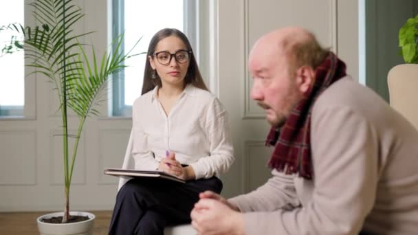 Fiatal Pszichológus Lány Figyelmesen Figyelmesen Hallgatja Ügyfelét Aki Hivatalban Pszichológiai — Stock videók