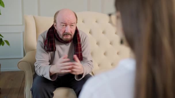 Ηλικιωμένος Ραντεβού Ψυχολόγο Κάθεται Έναν Άνετο Καναπέ Μιλάει Για Προβλήματά — Αρχείο Βίντεο