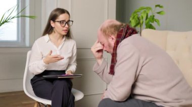 Genç bir psikolog, yaşlı erkek hastasını profesyonel olarak destekleyen yaşlılar konusunda uzman. Elleriyle yaptığı jestler durumun çok dışına çıkıyor. Yaşlanma ve psikopatlık kavramı.