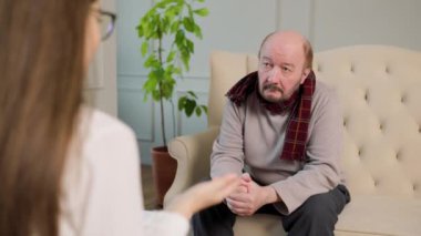 Görüşmedeki kıdemli hasta şikâyetlerin teşhisini dinliyor. Stresli, üzgün, yaşlı bir adam güvenilir ve yetenekli bir doktoru ziyaret ediyor. Baş ağrısı ve hafıza sorunları yaşıyor..