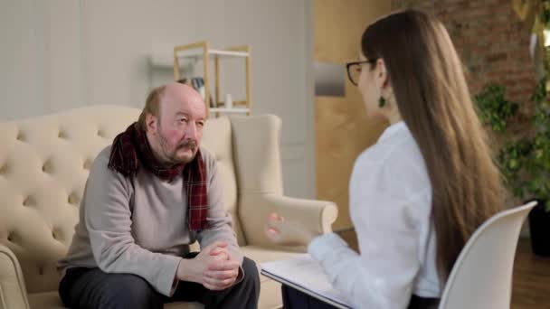 Onherkenbare Psychotherapeut Vrouw Luistert Naar Problemen Van Een Oudere Persoon — Stockvideo