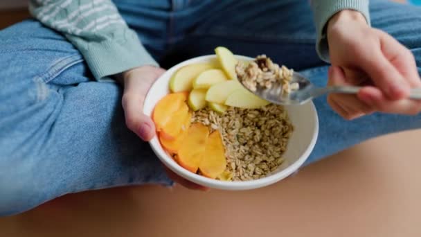 Górny Widok Talerz Świeżymi Owocami Musli Nierozpoznawalna Kobieta Jedząca Śniadanie — Wideo stockowe