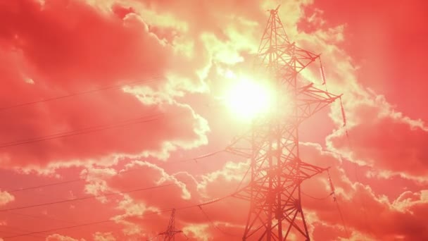Gökyüzüne Karşı Siluet Oluşturan Yüksek Voltajlı Elektrik Hatlarıyla Modern Toplumun — Stok video