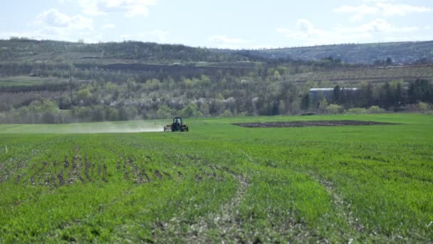 トラクターとしての現代農業が広大な分野で作物を希釈し 農業慣行における機械の重要な役割を示す — ストック動画