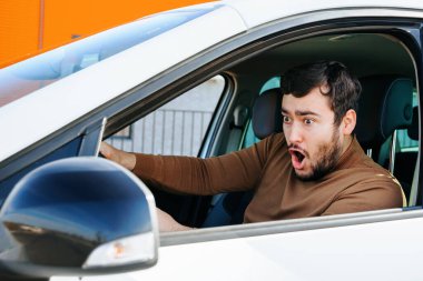 Ön taraftaki genç adam yan aynaya bakar ve çok şaşırır, öfkelidir. Arabadaki adam duygularını açıkça ifade ediyor. İnsanlar, adamım, duygular.