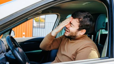 İspanyol sürücü olgun bir yetişkin, hasta ve baş ağrısı çekiyor. Trafikte gerçek hayatta insanlar acı çeker, migren olur. Üzgün genç erkek, kederli ve sefil.