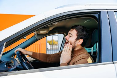 İspanyol sakallı şoför direksiyonda dişleri ağrıyan ve acı çeken adam delirmiş. Güzel, genç adam negatif duygulara sahip diş ağrısı, yüzünde eli var.