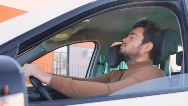 Mladý Řidič Zastavil Protože Byl Unavený Rozrušený Vousáč Drží Ruce — Stock video