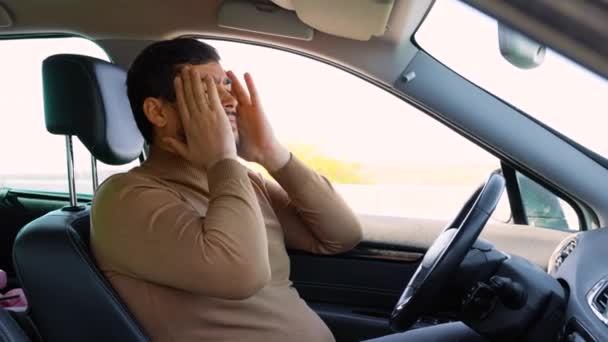 Grimace Dor Rosto Jovem Motorista Sentado Volante Carro Mãos Suas — Vídeo de Stock