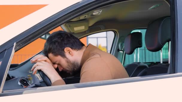 Κουρασμένος Γενειοφόρος Οδηγός Βάζει Κεφάλι Του Στο Τιμόνι Νεαρός Γενειοφόρος — Αρχείο Βίντεο