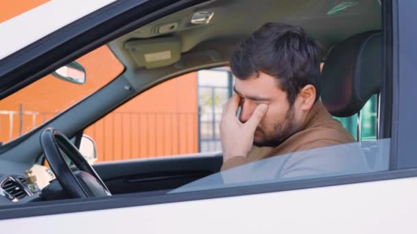 Jovem Esfrega Olhos Enquanto Conduz Carro Difícil Recuperar Depois Dia — Vídeo de Stock