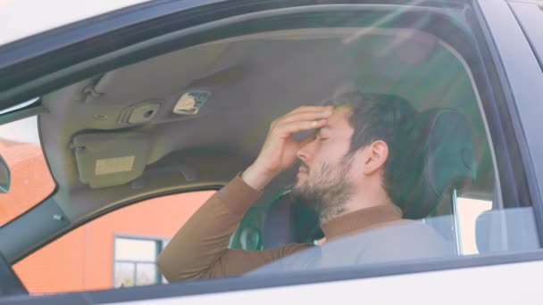 Motorista Caucasiano Pessoas Com Mão Testa Tem Dificuldade Dor Cabeça — Vídeo de Stock