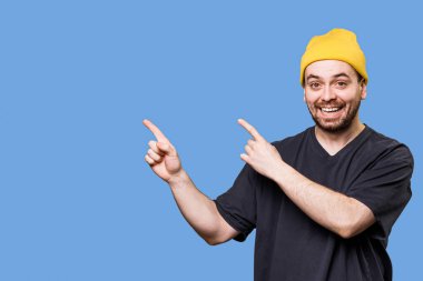 İnsanlar, beyaz bir adam, fotokopi odasıyla çekilen bir stüdyoda kameraya bakarken boş alanı gösteriyorlar ve anlamlı jestler ve mutlu ifadeler sergiliyorlar.