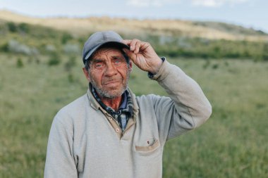 Kırsal kesimin sakinliği, bu portre, yaşlı bir çoban çiftçisinin sessiz gücünü, yıpranmış yüzünü ve kendini sanatına adamış bir ömür boyu bakışlarını gözler önüne seriyor.