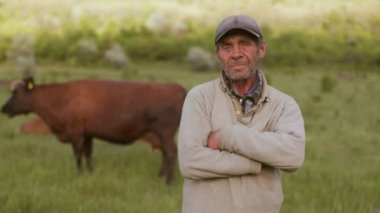 Bu portre, kıdemli bir köylü çiftçisinin metanetli varlığını, yıpranmış ellerini ve çatık kaşlarını gösteriyor. Toprağa yakın yaşamanın zorluklarını ve zaferlerini anlatıyor..