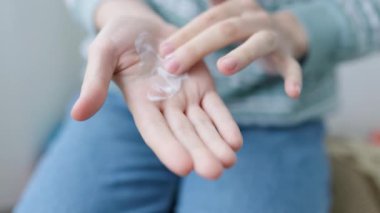 Avuç içi derisine nemlendirici krem sürerek tanınamaz hale gelen kadın ellerine yakın çekim. Eller ev kavramına önem verir, ağır çekimde. Elleri kremayla kokar. Güzellik prosedürleri, sağlık, cilt bakımı.