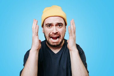 Yakından bir adam çığlık atarken yakalandı, yüzü tuhaf bir ifadeyle büküldü, doğrudan kameraya baktı ve çılgınca ve vahşi bir çığlık attı. Stüdyo çekimi