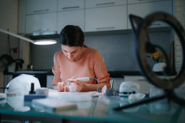 Evdeki blogda, bir kadın sanatsal olarak evde manikür deneyimini anlatıyor, dinleyicilerini özen ve güzellik dünyasına daldırıyor, rahatlama ve hoşgörünün özünü yakalıyor.