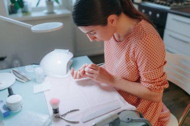 Evinin konforu arasında, bir kadın evde yetenekli bir manikürcüyle yaptığı manikür seansında kendine bakmanın ve güzelliğin krallığını keşfediyor, büyüleyici bir pohpohlama hikayesi anlatıyor.