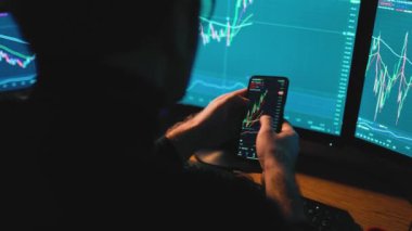 Ofisinde çalışan bir adam, akıllı telefonunu kullanarak finansal planları yakından izliyor ve ticaret verilerini analiz ediyor. Bir Akıllı Telefon Ekranında Bir Adamın Yakın Çekimi Altında Finansal Verileri Analiz Etme