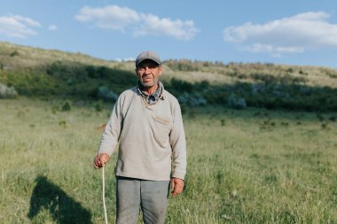 Köylü kıdemli bir çiftçinin ağırbaşlı varlığı, yıpranmış yüzü tarlada çalışarak ve kırsal kesimin doğal güzellikleriyle ilgilenerek geçirdiği bir ömrün hikayesini anlatıyor..