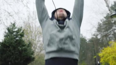 Kazanan Formula kendinden emin erkek atlet kutluyor. Başarılı bir adam ellerini kaldırarak zaferini kutlar. Onca sıkı çalışma ve eğitimden sonra kendini başarılı ve tatmin olmuş hisseder..