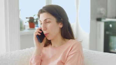 Genç kadın evde cep telefonunuzun söz