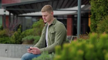 Yakışıklı bir İtalyan adam şehrin sokaklarında duruyor, bir arkadaşıyla çevrimiçi sohbet ederken cep telefonuyla yazı yazıyor. Yalnız bir genç adam cep telefonuyla en sevdiği internet mağazasını karıştırıyor.