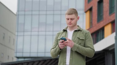 Genç bir İspanyol adam parkta tek başına oturur ve etrafındaki yeşilliğin tadını çıkarırken cep telefonuna bir mesaj yazar. İnternette gezinip alışveriş yaparken yalnız vakit geçiren genç bir adam.