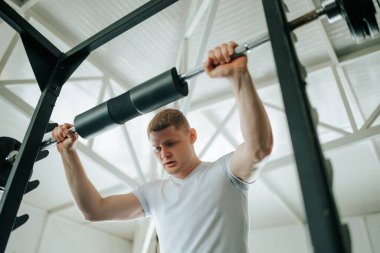Yoğun antrenman hazırlıklarının ortasında, bu motive olmuş birey spor salonunda limitlerini zorlamaya hazır. İstekli Beklenti Spor Salonu Eğitimine Hazırlanıyor