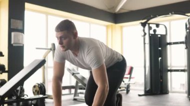 Kapalı alanda yapılan bir antrenman, erkek sporcuların fiziksel kondisyonunu ve gücünü yansıtıyor. Kendini adamış erkek fitness meraklısı titiz bir spor salonunda gücünü ve kararlılığını gösteriyor.