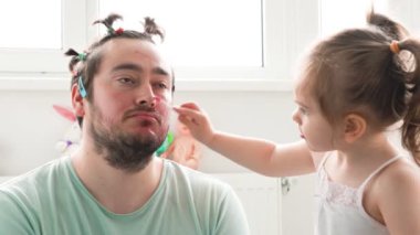 Bir çocuk ve babası, çocuklarının komik tasarımları ve babalarının coşkulu katılımlarıyla makyaj yaparken çok eğleniyorlar. Baba Fynny Çocuğuna Makyaj Yaparken Günlükler