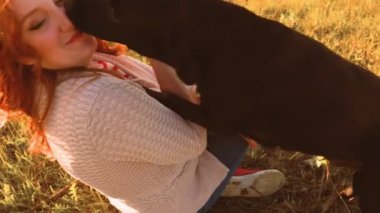 Sihirli Alacakaranlık Kadınları Sevgili Köpekleriyle Neşeli Etkileşim. Hakiki bağ. Kadın ve sevgili labradoru dışarıda eğleniyor.