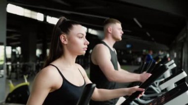 Fitness odaklı Amerikalı çift zorlu bir açık hava pisti antrenmanına girişiyor. Aktif Amerikan ve İspanyol Çifti Aktif Yaşam Tarzlarını Destekliyor